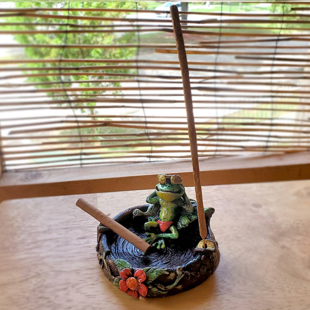 Chillin Frog Figurine Round Ash Tray