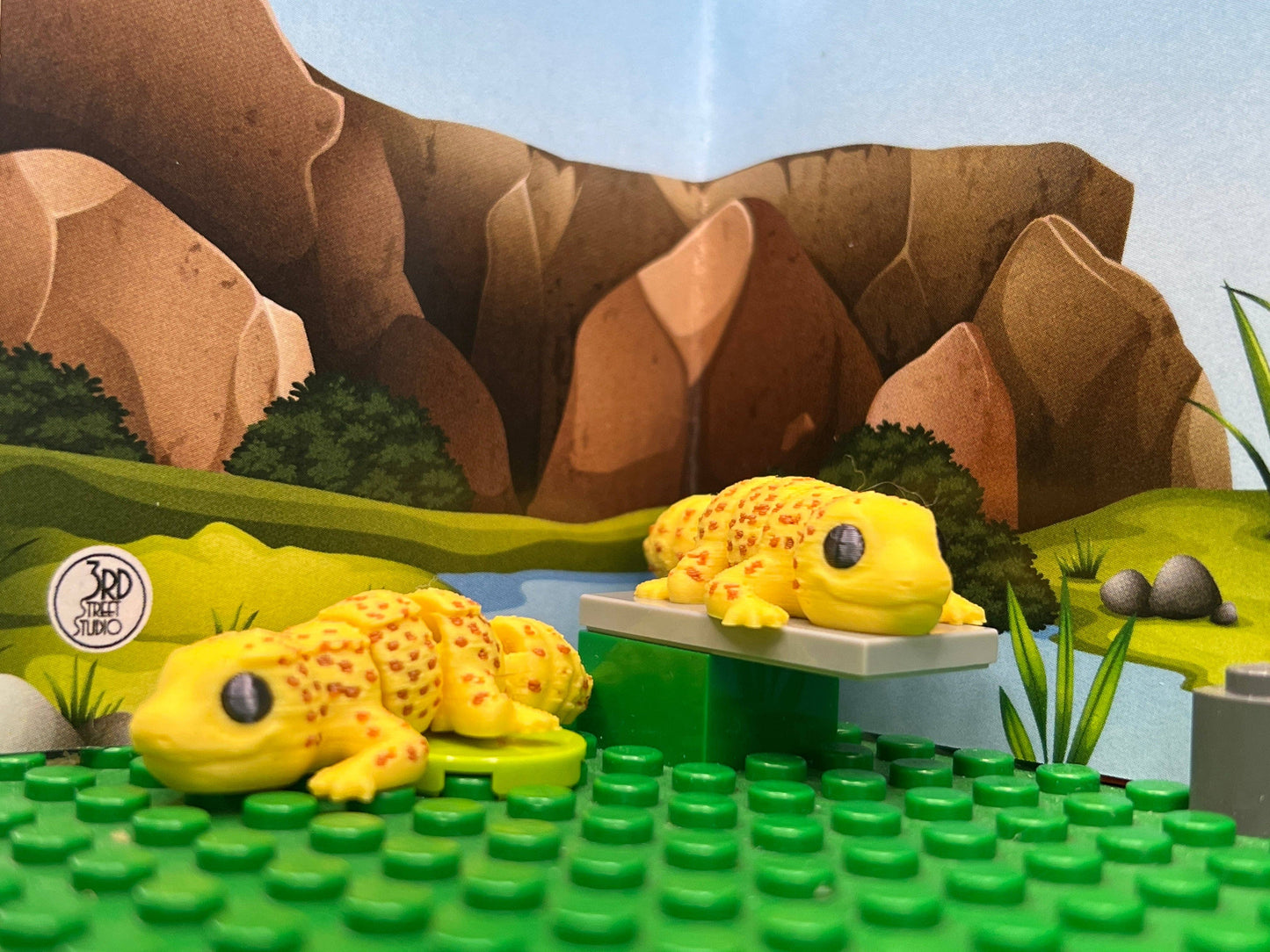 Charming Gecko Pocket Fidget Friend (with Colorful Play Scene)