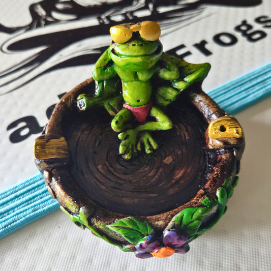 Chillin Frog Figurine Round Ash Tray