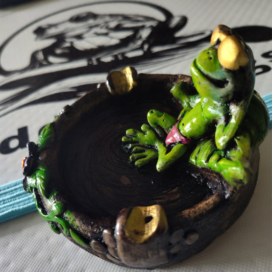 Chillin Frog Figurine Round Ash Tray